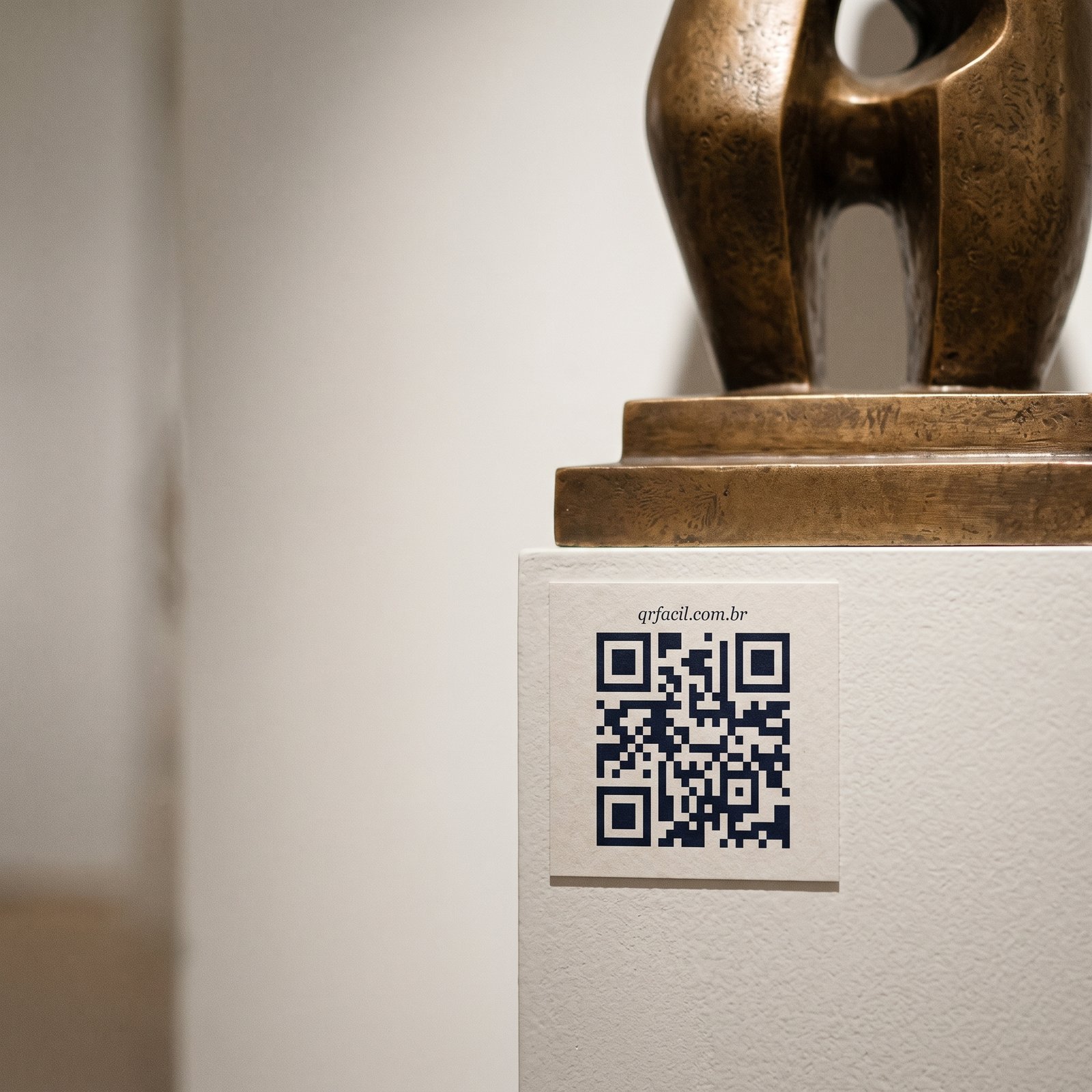 Etiqueta com QR Code de texto colada em uma peça de museu qrfacil