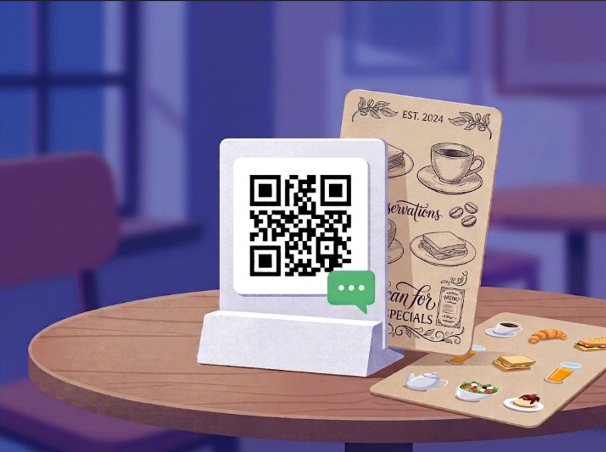 Suporte de mesa com QR Code do WhatsApp ao lado do cardápio em uma mesa de restaurante